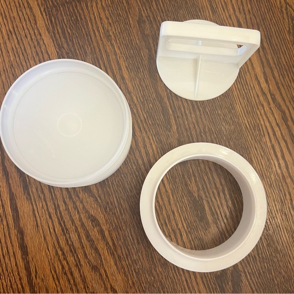Tupperware Hamburger Press & Keeper - Picture 2 of 3